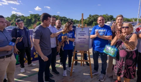 Governador Roberto Cidade entrega primeiro Castramóvel Fluvial do mundo para atender comunidades ribeirinhas do Amazonas