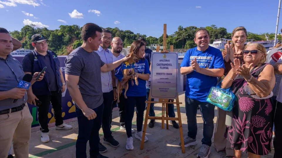 Governador Roberto Cidade entrega primeiro Castramóvel Fluvial do mundo para atender comunidades ribeirinhas do Amazonas