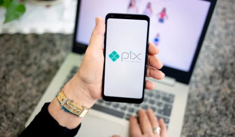 Idoso perde o celular e criminoso transfere mais de R$ 8 mil em pix