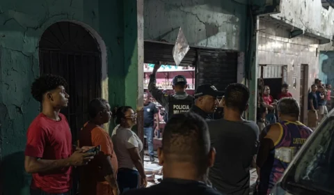 Vídeo: Homem é morto a tiros dentro de comércio após tentar fugir de criminosos na Compensa