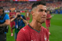 Cristiano Ronaldo chora ao se despedir da última Copa do Mundo da carreira após eliminação de Portugal
