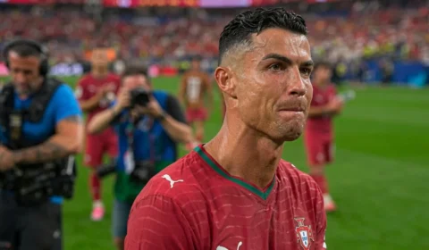 Cristiano Ronaldo chora ao se despedir da última Copa do Mundo da carreira após eliminação de Portugal