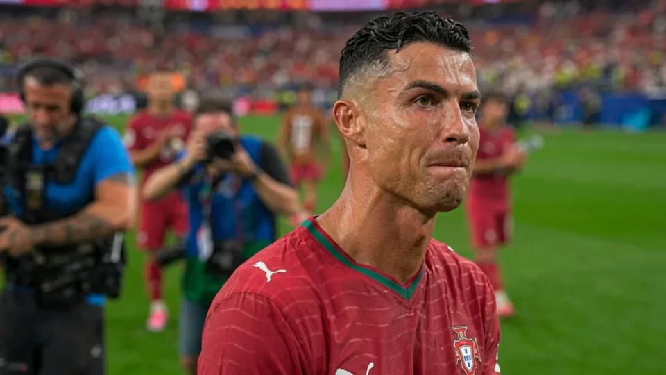 Cristiano Ronaldo chora ao se despedir da última Copa do Mundo da carreira após eliminação de Portugal