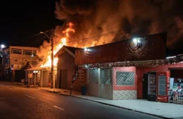 Veja: Incêndio de grandes proporções atinge residência próxima ao Bumbódromo em Parintins