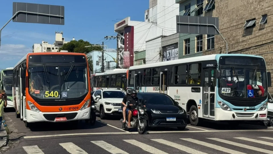 Ônibus voltam a circular nesta manhã (21) após greve e justiça determina 80% das frotas nas ruas de Manaus