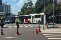 Passageiros estão na espera do ônibus e enfrentam atrasos mesmo com 80% da frota ativa em Manaus