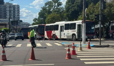Passageiros estão na espera do ônibus e enfrentam atrasos mesmo com 80% da frota ativa em Manaus