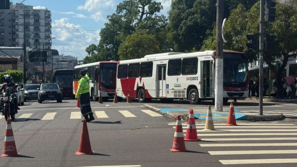 Passageiros estão na espera do ônibus e enfrentam atrasos mesmo com 80% da frota ativa em Manaus