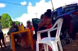 Jovem é detida após passar o dia bebendo em bar com bebê de dois meses e se envolver em briga