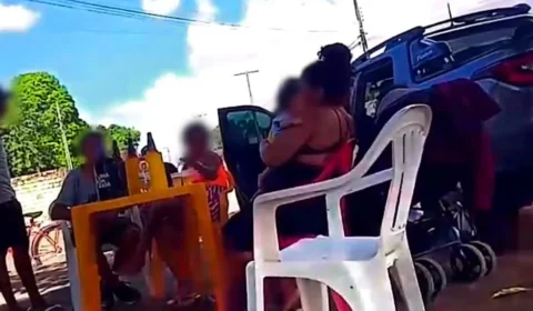 Jovem é detida após passar o dia bebendo em bar com bebê de dois meses e se envolver em briga