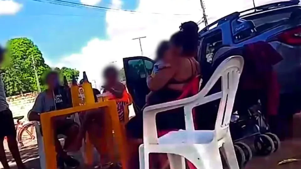 Jovem é detida após passar o dia bebendo em bar com bebê de dois meses e se envolver em briga