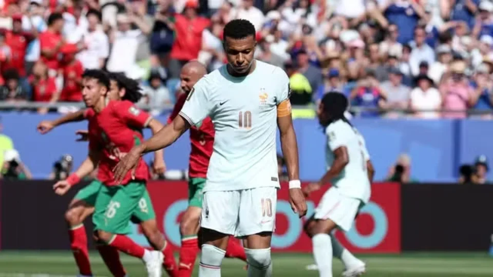 França vence Marrocos por 2×0, avança à semifinal e trilha pelo tricampeonato na Copa do Mundo