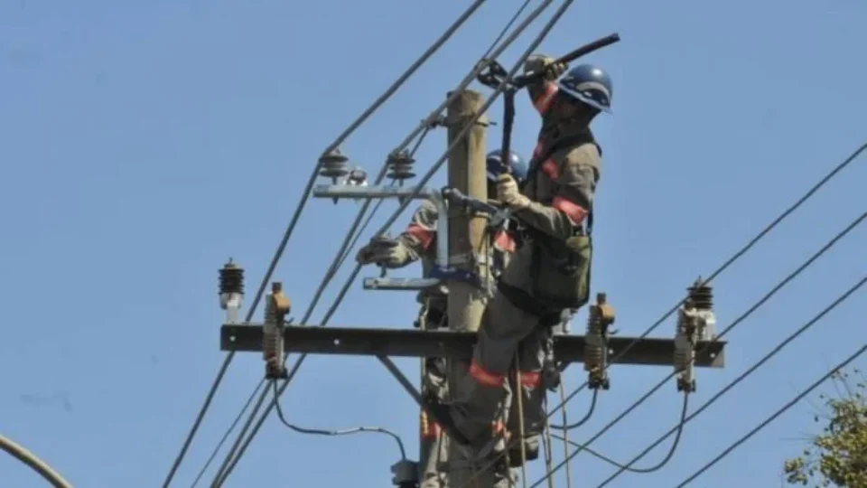 Manutenção na rede elétrica deixa três bairros de Manaus sem energia neste sábado (1)