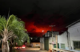 Incêndio em área de mata deixa céu alaranjado e chama atenção em Porto Velho