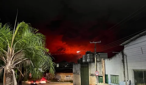 Incêndio em área de mata deixa céu alaranjado e chama atenção em Porto Velho