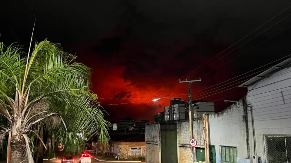 Incêndio em área de mata deixa céu alaranjado e chama atenção em Porto Velho