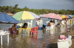 Sol forte e água fresca: calor intenso em Roraima leva famílias aos balneários