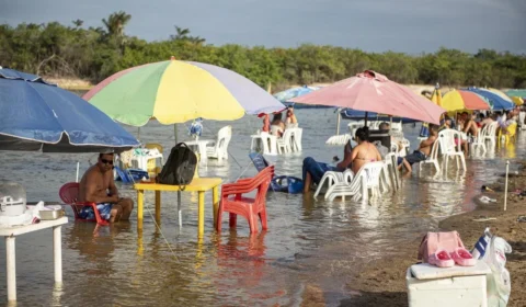 Sol forte e água fresca: calor intenso em Roraima leva famílias aos balneários