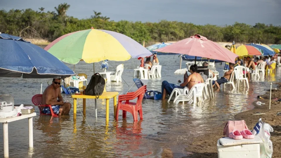 Sol forte e água fresca: calor intenso em Roraima leva famílias aos balneários
