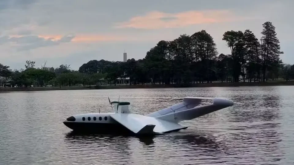 Barco voador criado em Manaus pode levar passageiros pelos rios em 3 horas na Amazônia