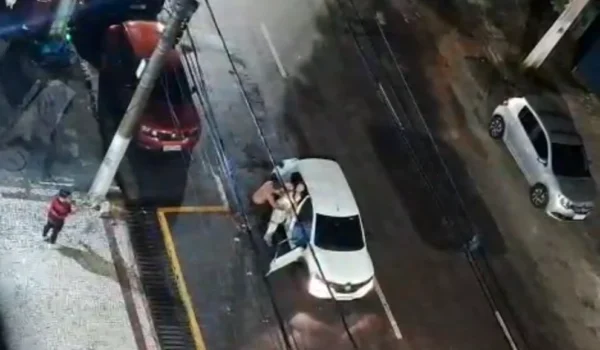 EXCLUSIVO | Mulher é brutalmente agredida por homem em frente a restaurante no Umarizal; suspeito foge