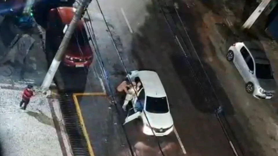 EXCLUSIVO | Mulher é brutalmente agredida por homem em frente a restaurante no Umarizal; suspeito foge