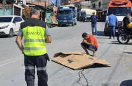Motociclista morre após grave acidente com caçamba na zona leste da capital