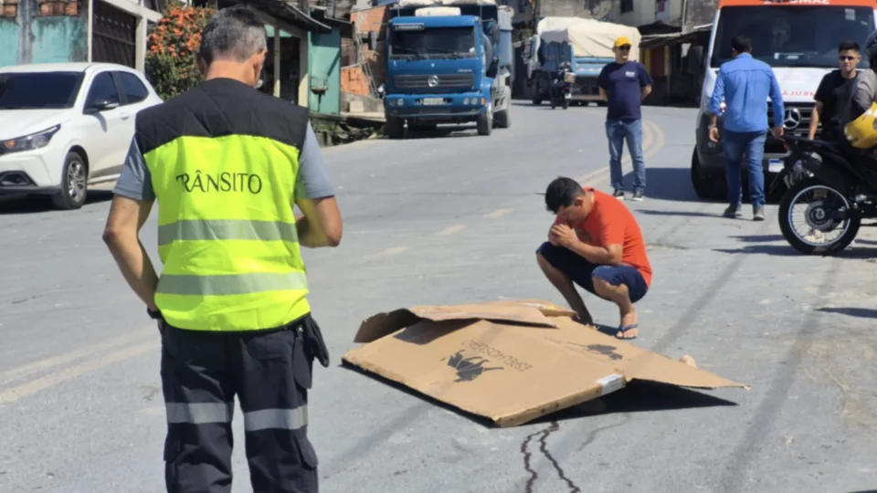 Motociclista morre após grave acidente com caçamba na zona leste da capital
