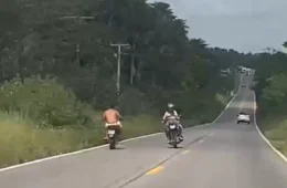 FLAGRA | Motociclista é filmado fazendo zigue-zague e manobras perigosas na BR-308, em Tracuateua