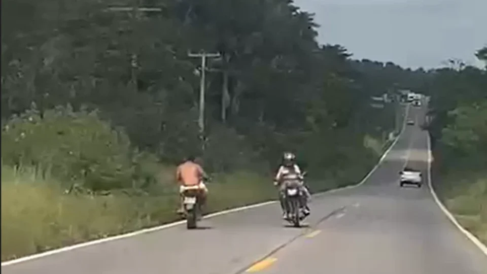 FLAGRA | Motociclista é filmado fazendo zigue-zague e manobras perigosas na BR-308, em Tracuateua