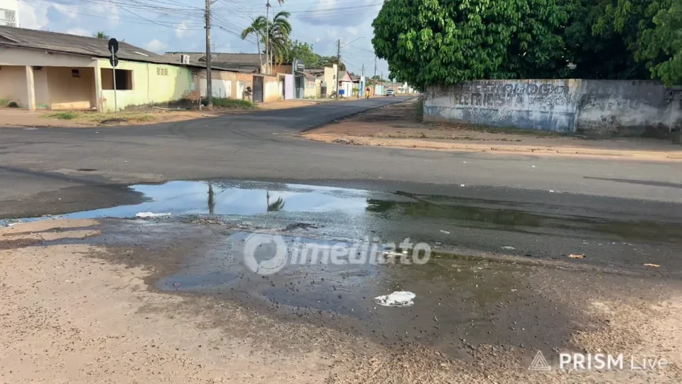 Moradores denunciam esgoto estourado e transtornos na Avenida Mário Homem de Melo, em Boa Vista
