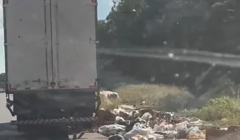 VEJA VÍDEO: caminhão é visto jogando lixo na avenida Margarita, no bairro Cidade de Deus