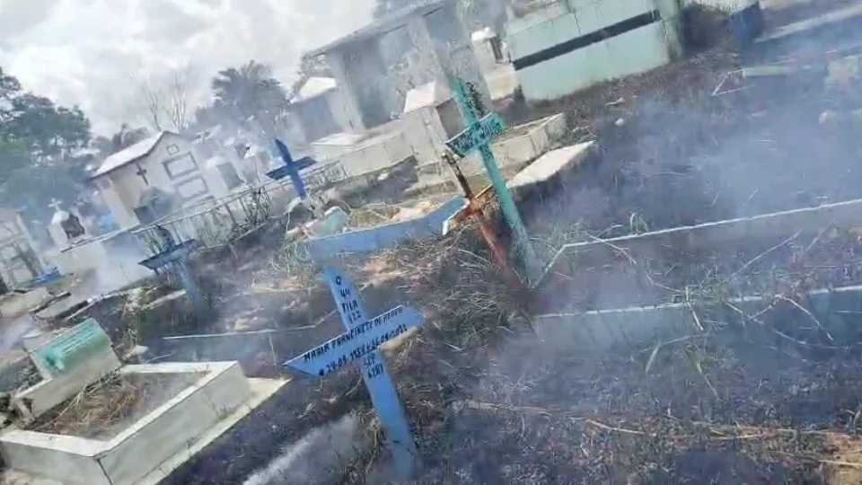 Veja: Incêndio atinge área do Cemitério Nossa Senhora Aparecida, no Tarumã, em Manaus