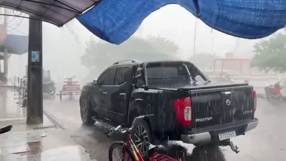 Veja: Tempestade com granizo e ventania surpreende moradores de Manicoré no dia mais quente do ano no Amazonas