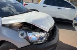Motorista perde o controle e bate na traseira de viatura da PM na avenida Ataíde Teive