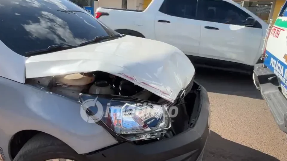Motorista perde o controle e bate na traseira de viatura da PM na avenida Ataíde Teive