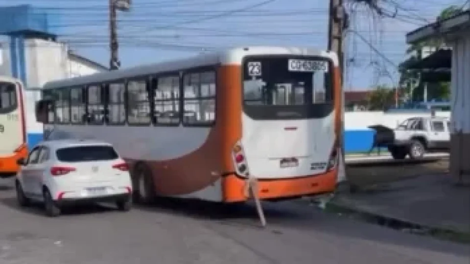 TRÂNSITO | Ônibus quebra e deixa passageiros no meio do caminho na Avenida Arthur Bernardes, em Belém