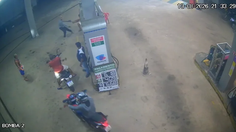 Vídeo: assaltante armado rende funcionários e clientes durante roubo em posto de Mosqueiro