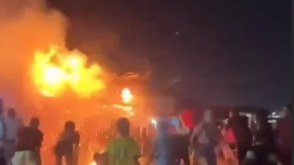 Homem usa gasolina para acender churrasqueira, e incêndio destrói barraca em praia no Pará