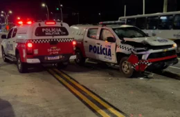 Viatura da PM se envolve em acidente durante deslocamento na Avenida Augusto Montenegro