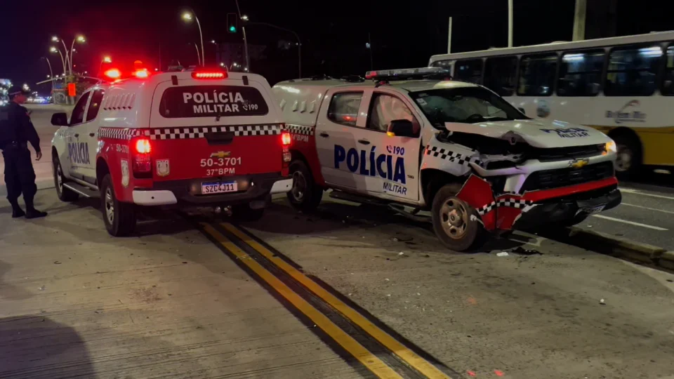 Viatura da PM se envolve em acidente durante deslocamento na Avenida Augusto Montenegro