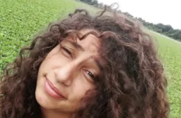 Mulher é encontrada morta de joelhos dentro de quarto ensanguentado em São Paulo