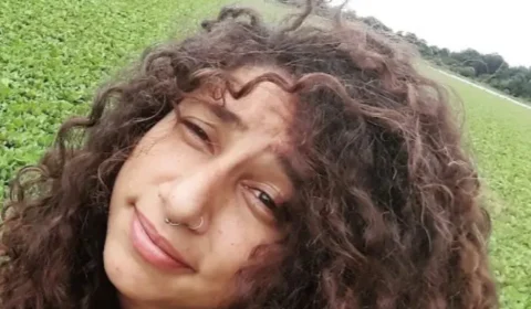 Mulher é encontrada morta de joelhos dentro de quarto ensanguentado em São Paulo
