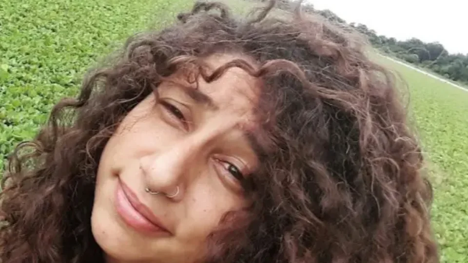 Mulher é encontrada morta de joelhos dentro de quarto ensanguentado em São Paulo