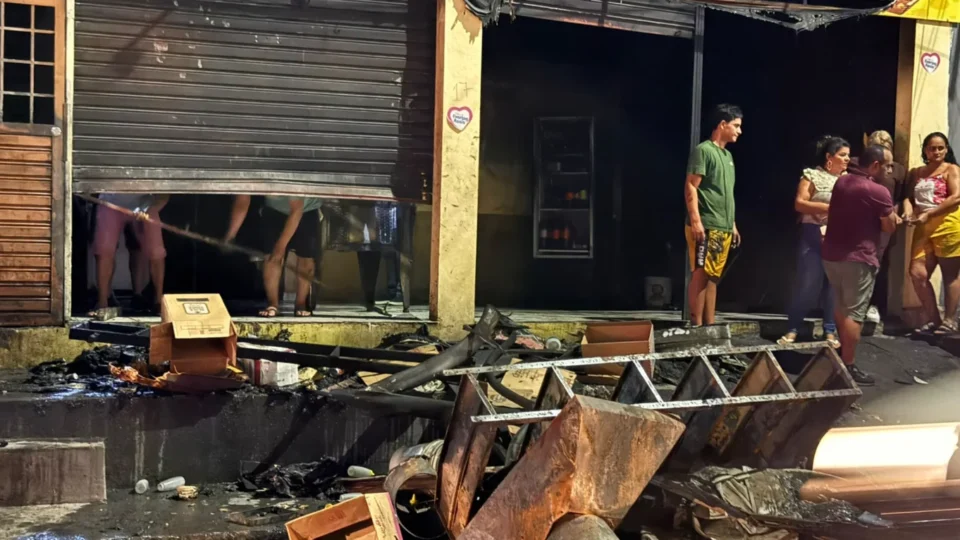 Incêndio atinge estabelecimento comercial no Jorge Teixeira, em Manaus