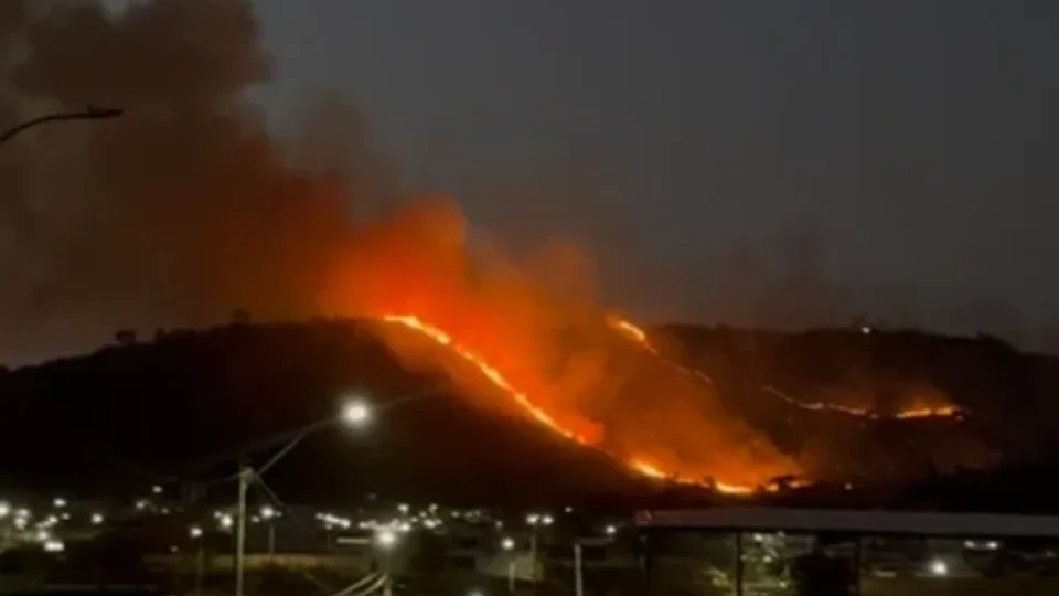 Bituca de cigarro pode ter causado incêndio de grandes proporções em Canaã; chamas foram controladas
