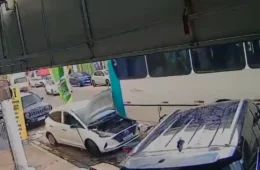 Ônibus sofre falha mecânica e provoca engavetamento com sete veículos na Batista Campos