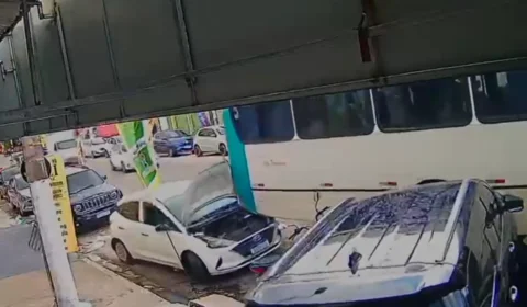 Ônibus sofre falha mecânica e provoca engavetamento com sete veículos na Batista Campos