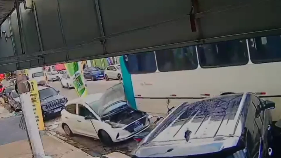Ônibus sofre falha mecânica e provoca engavetamento com sete veículos na Batista Campos