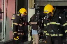 Veja o momento em que moradora é resgatada por bombeiros após transformador pegar fogo e atingir prédio em Manaus